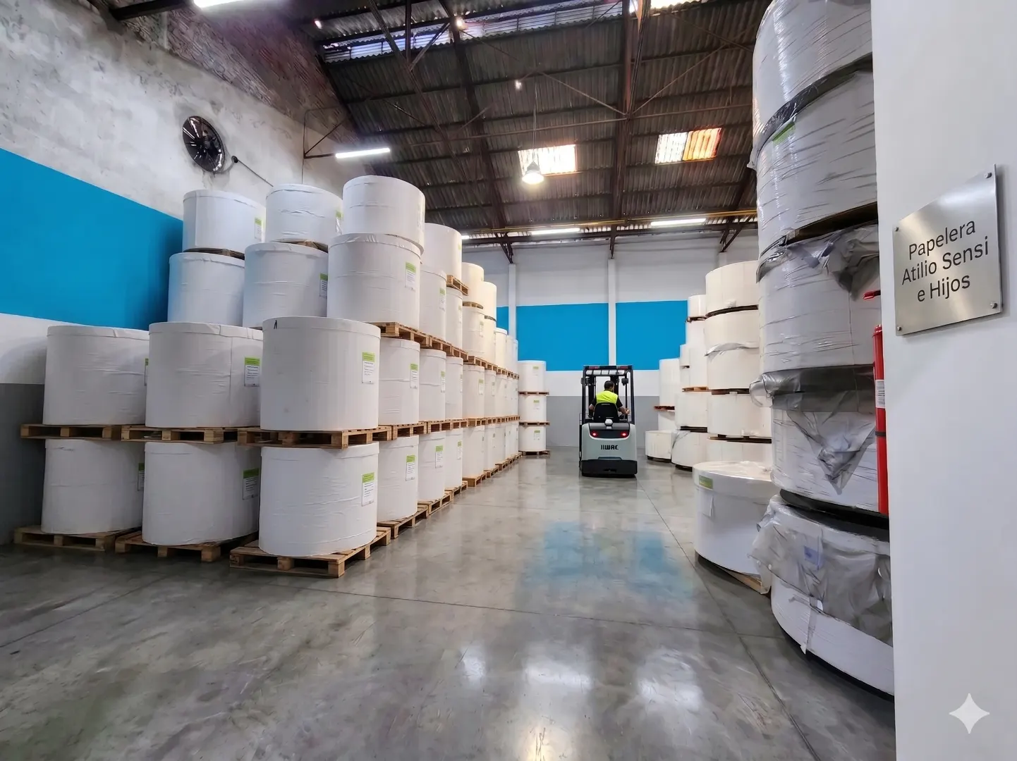 Depósito con stock de bobinas de cartulina encapada